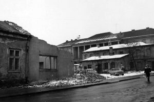 Historia kieleckich ulic. Place Artystów i Konstytucji 3 Maja - Radio Kielce Kielce. Plac Konstytucji 3 Maja. Lata 1971-1975 / źródło: fotopolska.eu