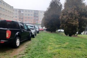 Sporny parking dzieli mieszkańców - Radio Kielce 17.11.2025. Kazimierza Wielka. Parking / Fot. Marta Gajda-Kruk - Radio Kielce