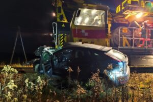 Wypadek na przejeździe kolejowym. Ranna kobieta w ciąży - Radio Kielce 07.11.2025. Szczeka. Wypadek na przejeździe kolejowym / Fot. KPP Staszów