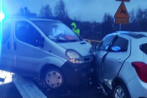 Czołowe zderzenie w Ćmińsku - Radio Kielce 17.11.2025. Ćmińsk. Wypadek / Fot. policja