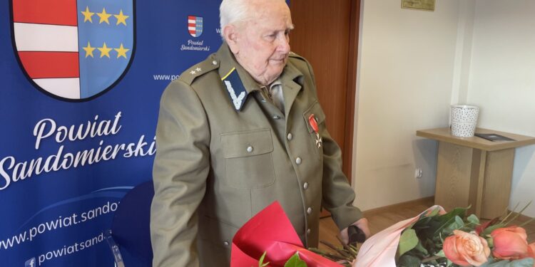 14.11.2025. Sandomierz. Odznaczenie powstańca / Fot. Grażyna Szlęzak-Wójcik - Radio Kielce