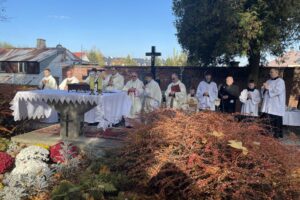 01.11.2025. Sandomierz. Msza / Fot. Grażyna Szlęzak-Wójcik - Radio Kielce