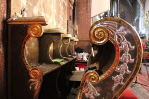 Kościół św. Piotra i Pawła w Sancygniowie. Prace konserwatorskie przy renowacji zabytkowych stalli / Fot. Marta Gajda-Kruk - Radio Kielce