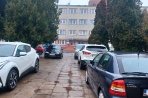 Sporny parking dzieli mieszkańców - Radio Kielce 17.11.2025. Kazimierza Wielka. Parking / Fot. Marta Gajda-Kruk - Radio Kielce