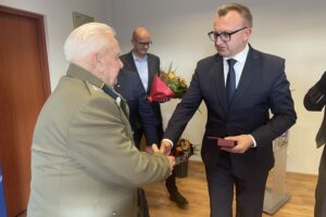 14.11.2025. Sandomierz. Odznaczenie powstańca / Fot. Grażyna Szlęzak-Wójcik - Radio Kielce