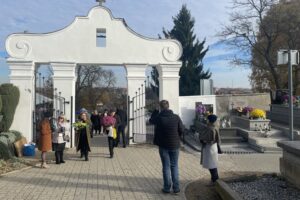 Dbanie o stare groby, to nasz obowiązek - Radio Kielce 01.11.2025. Opatów. Wszystkich Świętych. Kwesta / Fot. Grażyna Szlęzak-Wójcik - Radio Kielce