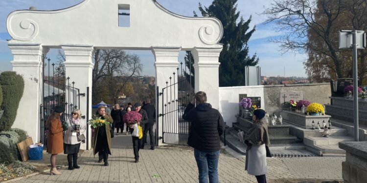 Dbanie o stare groby, to nasz obowiązek - Radio Kielce 01.11.2025. Opatów. Wszystkich Świętych. Kwesta / Fot. Grażyna Szlęzak-Wójcik - Radio Kielce