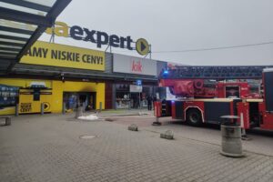 Pożar w markecie. Strażacy szukają źródła ognia - Radio Kielce 01.12.2025. Skarżysko-Kamienna. Pożar / źródło: straż pożarna