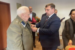 14.11.2025. Sandomierz. Odznaczenie powstańca / Fot. Grażyna Szlęzak-Wójcik - Radio Kielce