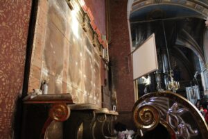 Kościół św. Piotra i Pawła w Sancygniowie. Prace konserwatorskie przy renowacji zabytkowych stalli / Fot. Marta Gajda-Kruk - Radio Kielce