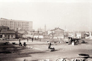 Historia kieleckich ulic. Place Artystów i Konstytucji 3 Maja - Radio Kielce Kielce. Plac Konstytucji 3 Maja. 1975 rok / źródło: fotopolska.eu