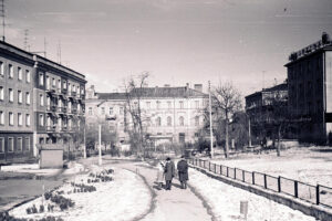 Historia kieleckich ulic. Place Artystów i Konstytucji 3 Maja - Radio Kielce Kielce. Plac Artystów. 6 lutego 1972 roku / źródło: fotopolska.eu