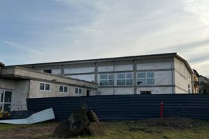 Podkielecka gmina stawia na sport. Dzieci będą ćwiczyć w nowoczesnych halach - Radio Kielce Hala sportowa przy szkole w Chełmcach / Fot. Marcin Marszałek - Radio Kielce