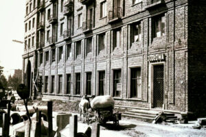 Historia kieleckich ulic. Paderewskiego - Radio Kielce Kielce. Ulica Paderewskiego. Lata 1955-1960. Restauracja „Jodłowa” w budynku przy ul. Paderewskiego 5 / źródło: fotopolska.eu