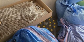 Nielegalne wyroby tytoniowe i spirytusowe w mieszkaniu 64-latka