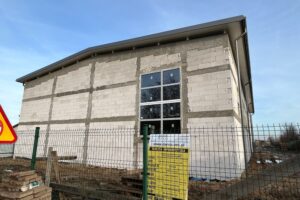 Podkielecka gmina stawia na sport. Dzieci będą ćwiczyć w nowoczesnych halach - Radio Kielce Hala sportowa przy szkole w Chełmcach / Fot. Marcin Marszałek - Radio Kielce