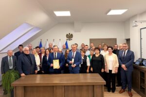 Maria Mączyńska – wybitna łuczniczka, olimpijka oraz wielokrotna mistrzyni Polski, Europy i świata – została uhonorowana tytułem Honorowego Obywatela Opatowca / Fot. Burmistrz UMIG Opatowiec