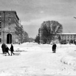 Kielce. Ulica Paderewskiego. Lata 1956-1960. Obecne rondo im. Giedroycia. Widok od ulicy Nowotki (obecnie biskupa Kaczmarka) w kierunku ulicy Paderewskiego (wówczas ulicy Buczka) / źródło: facebook.com/kieleckieinwestycje