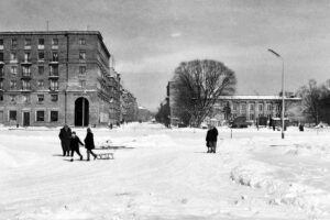 Historia kieleckich ulic. Paderewskiego - Radio Kielce Kielce. Ulica Paderewskiego. Lata 1956-1960. Obecne rondo im. Giedroycia. Widok od ulicy Nowotki (obecnie biskupa Kaczmarka) w kierunku ulicy Paderewskiego (wówczas ulicy Buczka) / źródło: facebook.com/kieleckieinwestycje