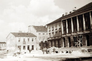 Historia kieleckich ulic. Place Artystów i Konstytucji 3 Maja - Radio Kielce Kielce. Plac Konstytucji 3 Maja. Wrzesień 1975 roku / źródło: fotopolska.eu