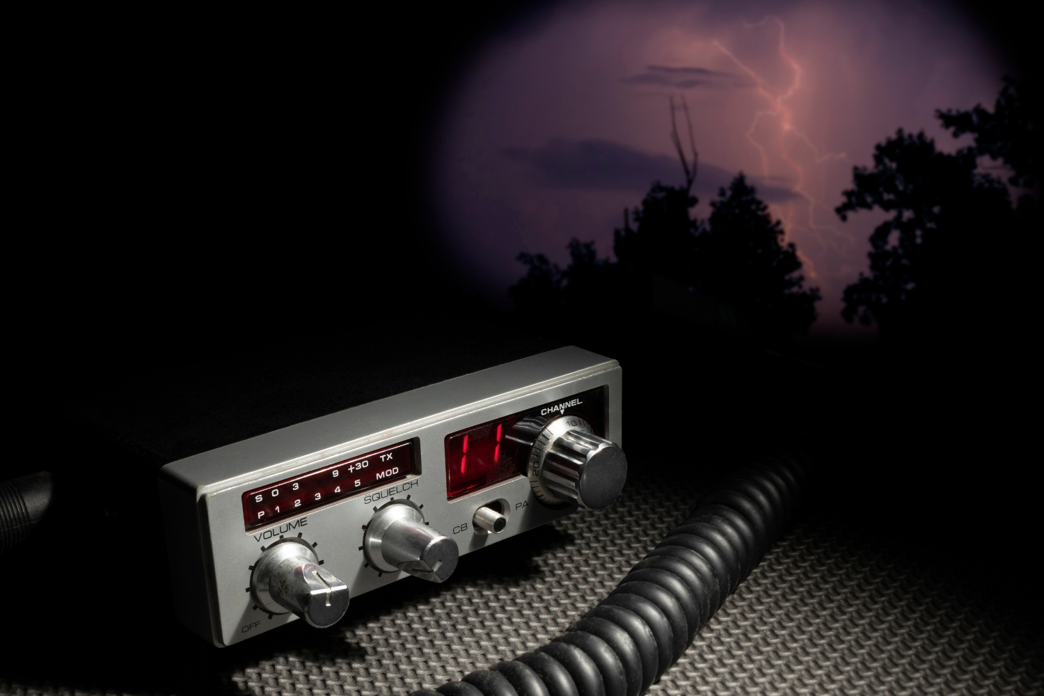 Brak prądu, telefonu i Internetu. Jak sobie poradzić w takich sytuacjach? Awaryjna łączność