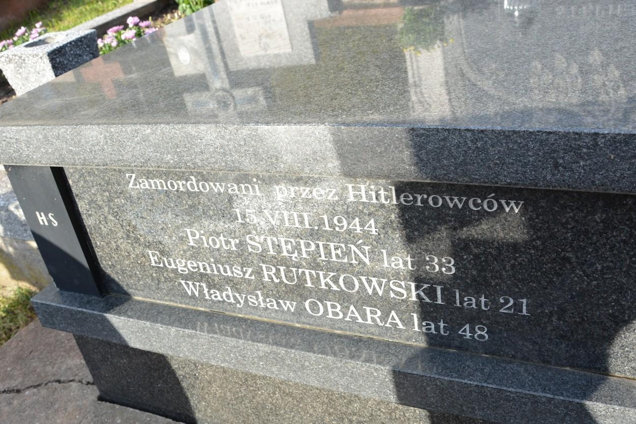 Poległych przykrył zielony nalot niepamięci