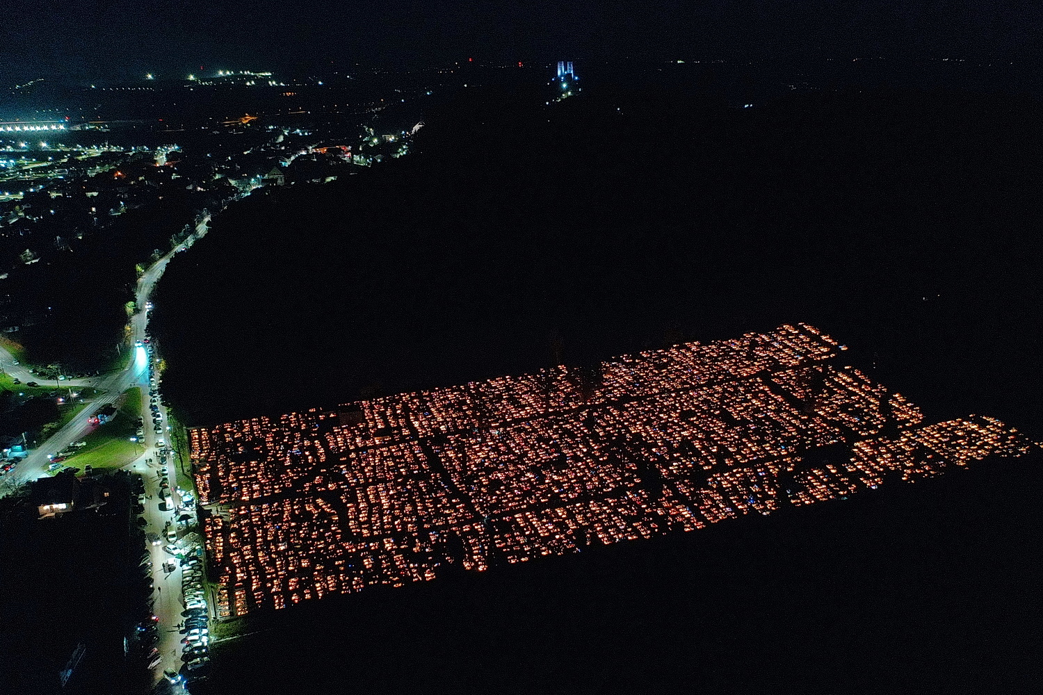 Kielce. Cmentarze nocą