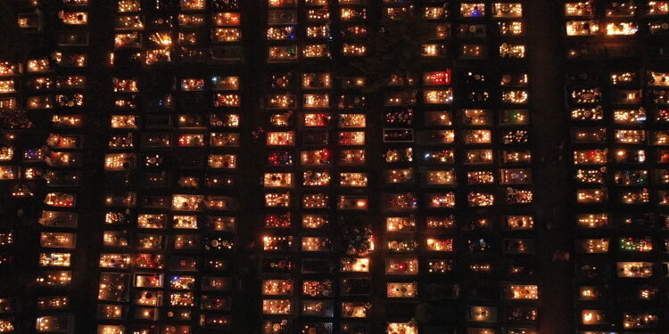 Miasto zmarłych w nocnej zadumie [ZDJĘCIA, WIDEO]