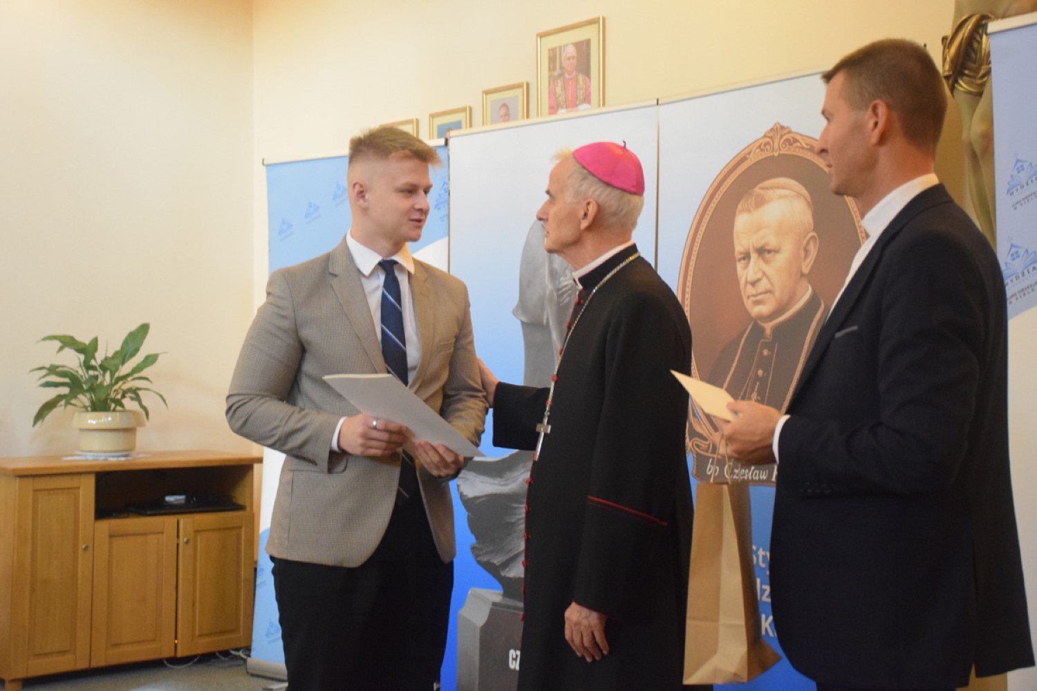 Zdolni i z wartościami. Wręczono stypendia im. bp. Czesława Kaczmarka