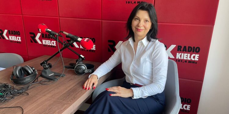 Na zdjęciu: Iwona Korczyńska-Sapielak, prezes Fundacji dla Naszych Dzieci / Fot. Grażyna Szlęzak-Wójcik - Radio Kielce