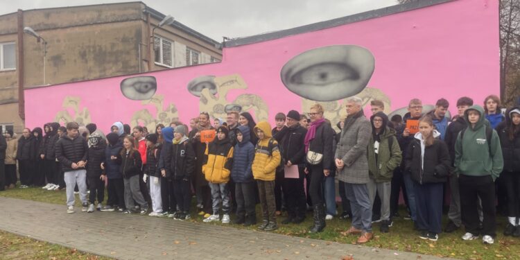 W Ostrowcu odsłonięto mural z okazji 30 lat działalności BWA - Radio Kielce W Ostrowcu odsłonięto mural z okazji 30 lat działalności BWA