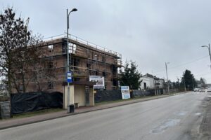 Blok komunalny przy ul. Kieleckiej w Chmielniku / Fot. Marcin Marszałek - Radio Kielce