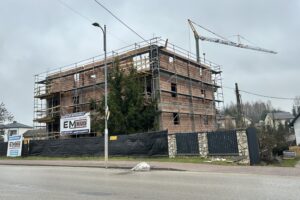 Blok komunalny przy ul. Kieleckiej w Chmielniku / Fot. Marcin Marszałek - Radio Kielce