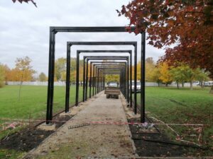 Imponujące pergole w nowym parku zdrojowym - Radio Kielce 09.11.2025. Busko-Zdrój. Pergole w parku zdrojowym / Fot. Marta Gajda-Kruk - Radio Kielce