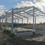 04.11.2025. Busko-Zdrój. Wojewoda z inspekcją na budowie Magazynu Ochrony Ludności w Busku-Zdroj / Fot. Marta Gajda-Kruk - Radio Kielce