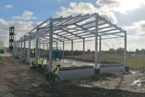 04.11.2025. Busko-Zdrój. Wojewoda z inspekcją na budowie Magazynu Ochrony Ludności w Busku-Zdroj / Fot. Marta Gajda-Kruk - Radio Kielce