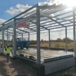 04.11.2025. Busko-Zdrój. Wojewoda z inspekcją na budowie Magazynu Ochrony Ludności w Busku-Zdroj / Fot. Marta Gajda-Kruk - Radio Kielce