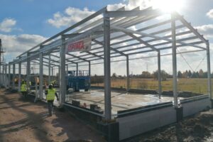 04.11.2025. Busko-Zdrój. Wojewoda z inspekcją na budowie Magazynu Ochrony Ludności w Busku-Zdroj / Fot. Marta Gajda-Kruk - Radio Kielce