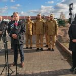 04.11.2025. Busko-Zdrój. Wojewoda z inspekcją na budowie Magazynu Ochrony Ludności w Busku-Zdroj / Fot. Marta Gajda-Kruk - Radio Kielce