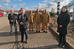 04.11.2025. Busko-Zdrój. Wojewoda z inspekcją na budowie Magazynu Ochrony Ludności w Busku-Zdroj / Fot. Marta Gajda-Kruk - Radio Kielce