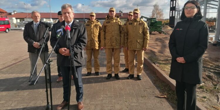 04.11.2025. Busko-Zdrój. Wojewoda z inspekcją na budowie Magazynu Ochrony Ludności w Busku-Zdroj / Fot. Marta Gajda-Kruk - Radio Kielce