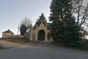 Perła Dzierążni znów zachwyca - Radio Kielce 09.11.2025. Dzierążnia. Brama wejściowa przy Kościele św. Marii Magdaleny w Dzierążni / Fot. Marta Gajda-Kruk - Radio Kielce