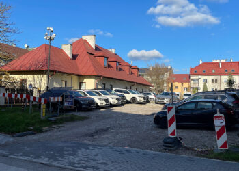04.11.2025. Kielce. Ul. św. Leonarda. Plac przy Świętokrzyskim Centrum Ratownictwa Medycznego i Transportu Sanitarnego / Fot. Wiktor Taszłow - Radio Kielce