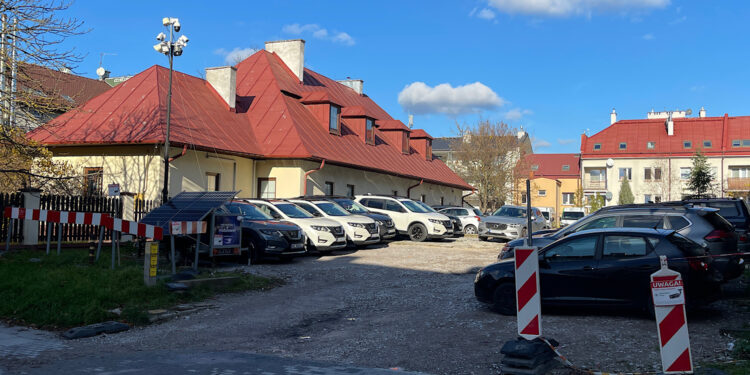 04.11.2025. Kielce. Ul. św. Leonarda. Plac przy Świętokrzyskim Centrum Ratownictwa Medycznego i Transportu Sanitarnego / Fot. Wiktor Taszłow - Radio Kielce