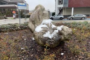 25.11.2025. Kielce. Rzeźba plenerowa / Fot. Wiktor Taszłow - Radio Kielce