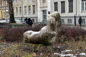 25.11.2025. Kielce. Rzeźba plenerowa / Fot. Wiktor Taszłow - Radio Kielce