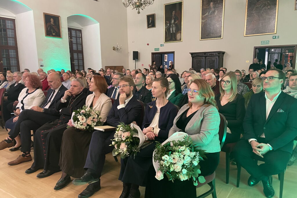 Meble kolbuszowskie na nowej wystawie - Radio Kielce Meble kolbuszowskie na nowej wystawie - Radio Kielce