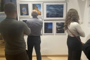 Czas ujęty w kadrach fotografii w sandomierskim ratuszu - Radio Kielce 08.11.2025. Sandomierz. Wystawa „Reflection of time” / Fot. Grażyna Szlęzak-Wójcik - Radio Kielce