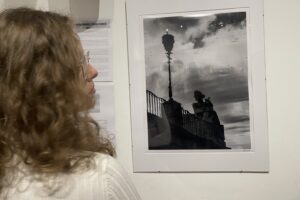 Czas ujęty w kadrach fotografii w sandomierskim ratuszu - Radio Kielce 08.11.2025. Sandomierz. Wystawa „Reflection of time” / Fot. Grażyna Szlęzak-Wójcik - Radio Kielce