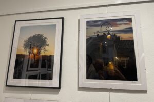 Czas ujęty w kadrach fotografii w sandomierskim ratuszu - Radio Kielce 08.11.2025. Sandomierz. Wystawa „Reflection of time” / Fot. Grażyna Szlęzak-Wójcik - Radio Kielce